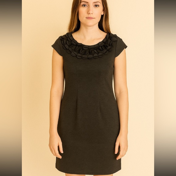 Roulette Dresses & Skirts - Roulette Women’s Gray Ruffled Sheath Dress Size Medium